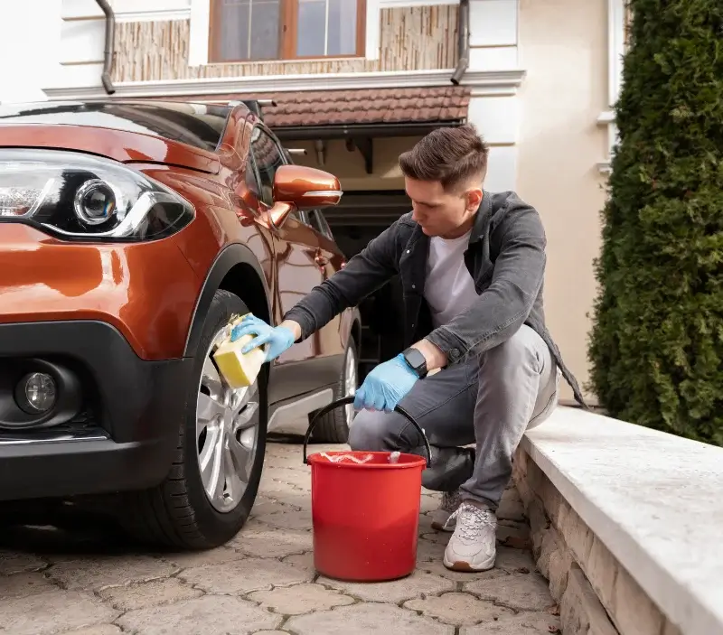 Lavage auto à domicile Tourailles : professionnel intervenant sur un véhicule